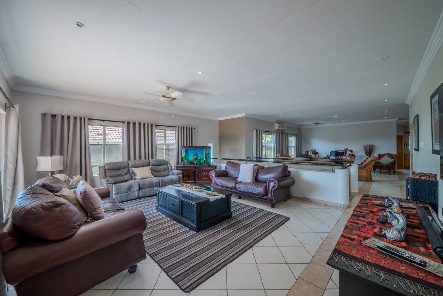 5 Bedroom Property for Sale in Faerie Glen Gauteng