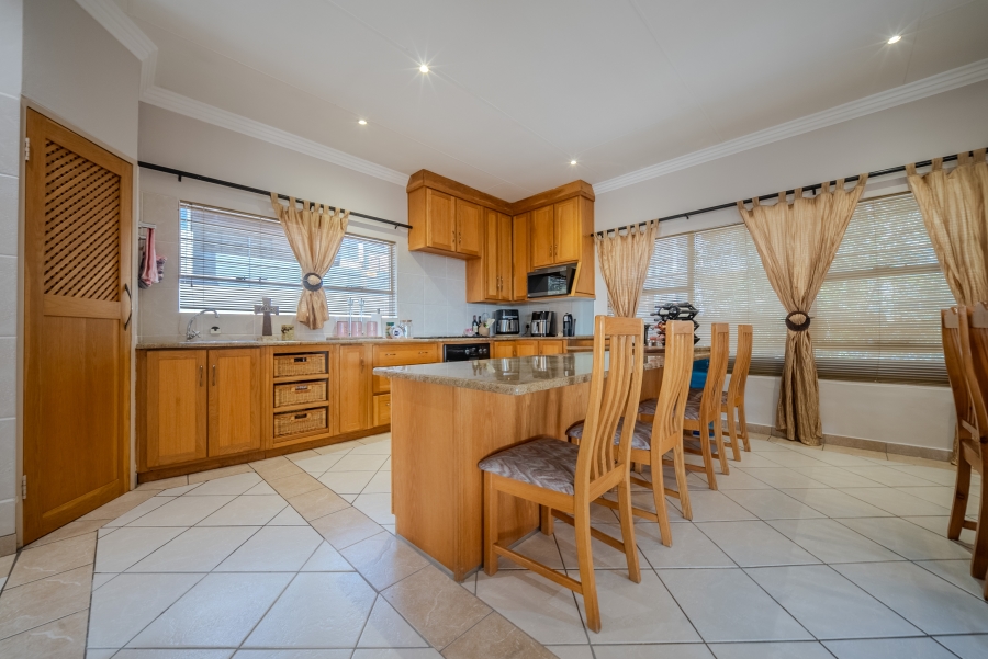 5 Bedroom Property for Sale in Faerie Glen Gauteng