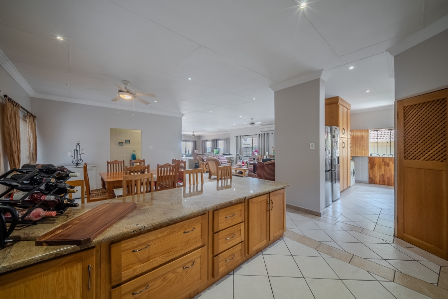 5 Bedroom Property for Sale in Faerie Glen Gauteng