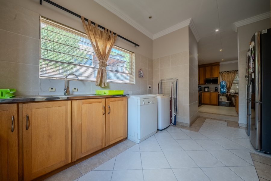 5 Bedroom Property for Sale in Faerie Glen Gauteng