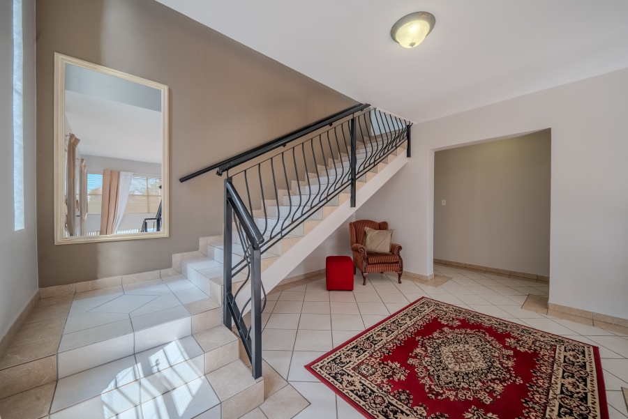 5 Bedroom Property for Sale in Faerie Glen Gauteng