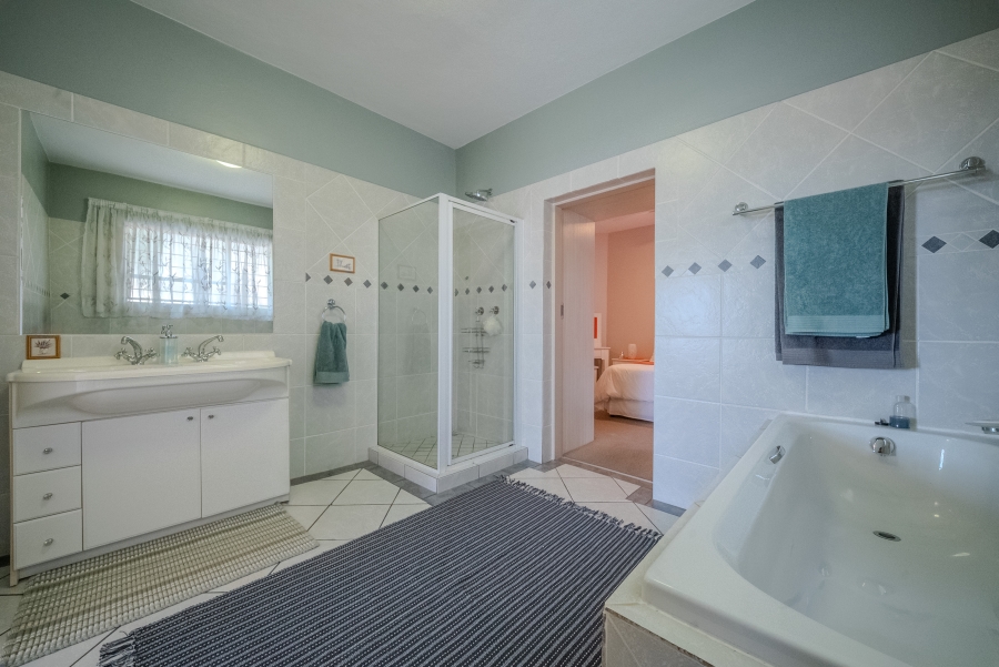 5 Bedroom Property for Sale in Faerie Glen Gauteng