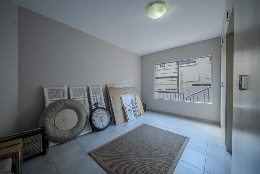 5 Bedroom Property for Sale in Faerie Glen Gauteng