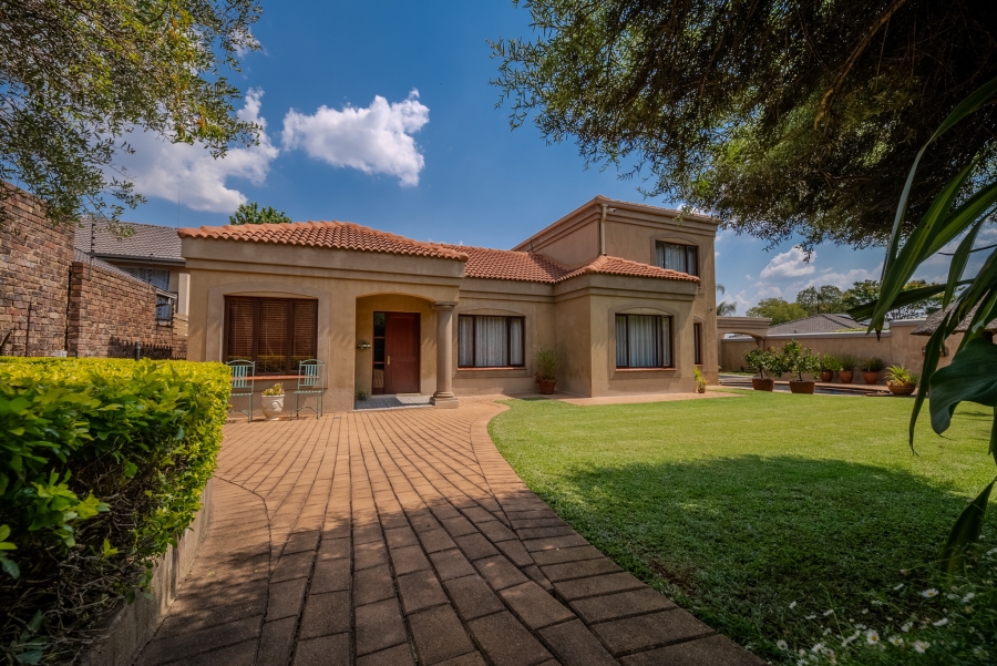 5 Bedroom Property for Sale in Faerie Glen Gauteng