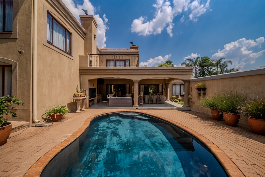 5 Bedroom Property for Sale in Faerie Glen Gauteng