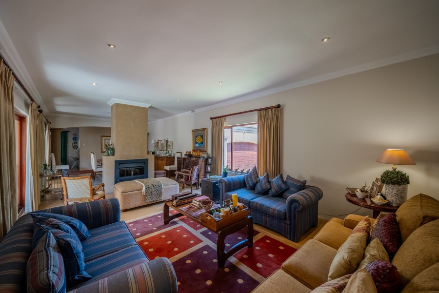 5 Bedroom Property for Sale in Faerie Glen Gauteng