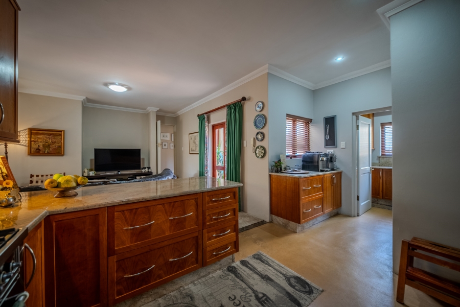 5 Bedroom Property for Sale in Faerie Glen Gauteng