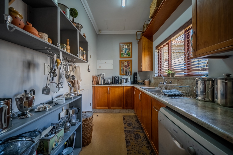 5 Bedroom Property for Sale in Faerie Glen Gauteng