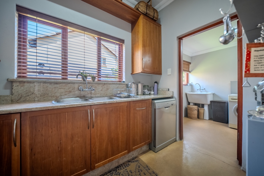 5 Bedroom Property for Sale in Faerie Glen Gauteng