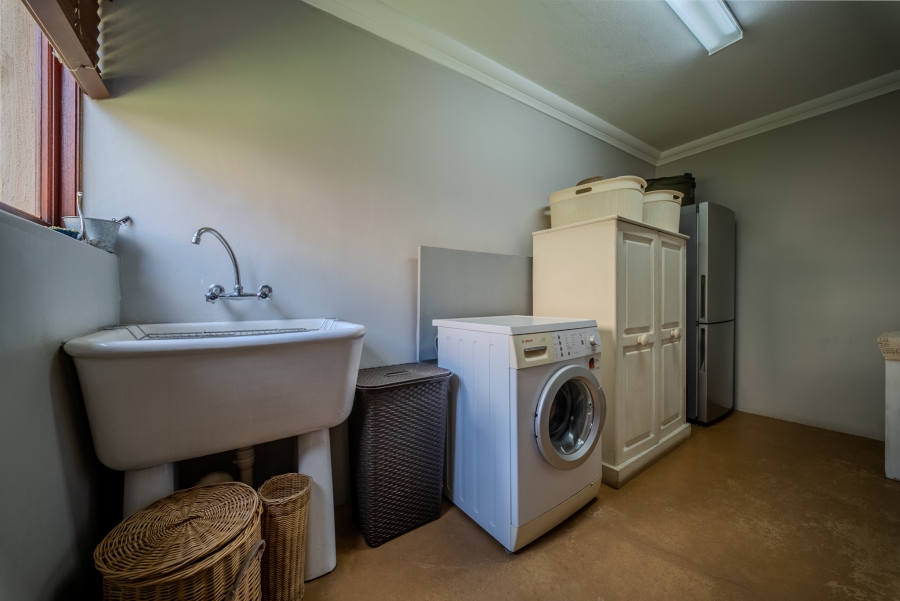 5 Bedroom Property for Sale in Faerie Glen Gauteng