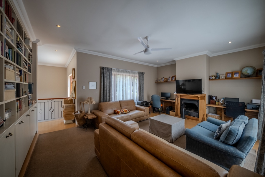 5 Bedroom Property for Sale in Faerie Glen Gauteng