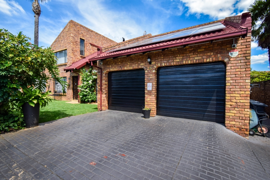 4 Bedroom Property for Sale in Garsfontein Gauteng