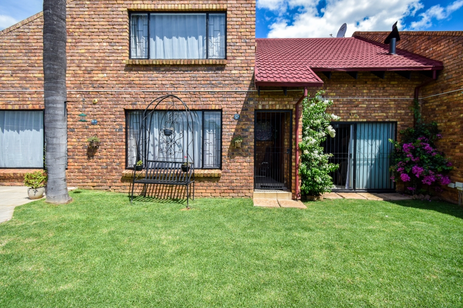 4 Bedroom Property for Sale in Garsfontein Gauteng