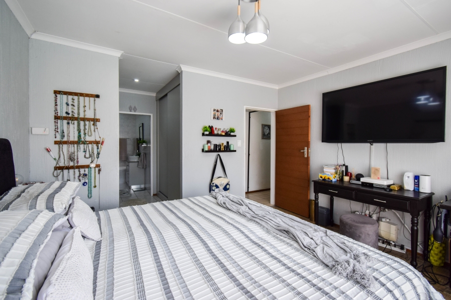 4 Bedroom Property for Sale in Garsfontein Gauteng