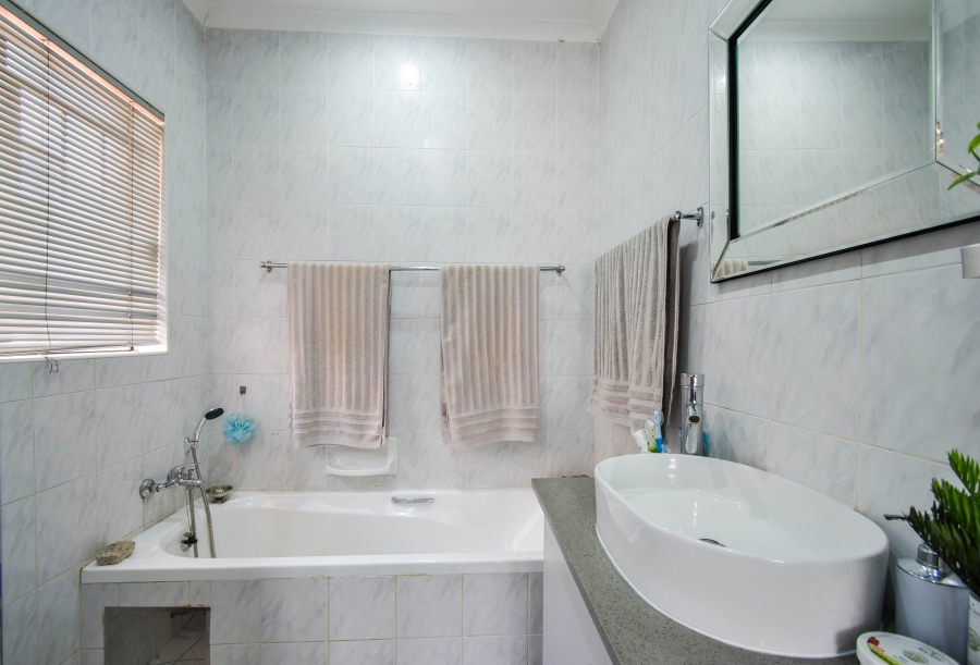 4 Bedroom Property for Sale in Garsfontein Gauteng