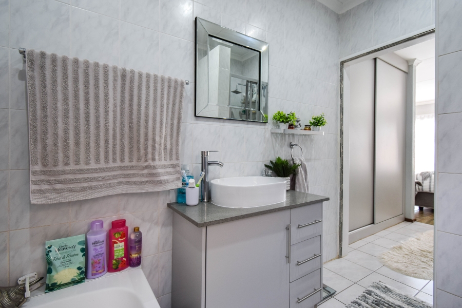 4 Bedroom Property for Sale in Garsfontein Gauteng