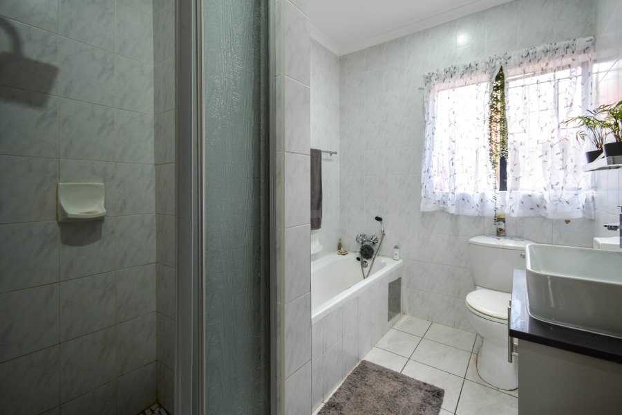 4 Bedroom Property for Sale in Garsfontein Gauteng