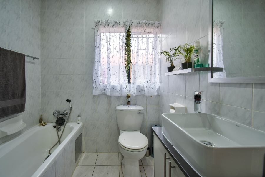 4 Bedroom Property for Sale in Garsfontein Gauteng