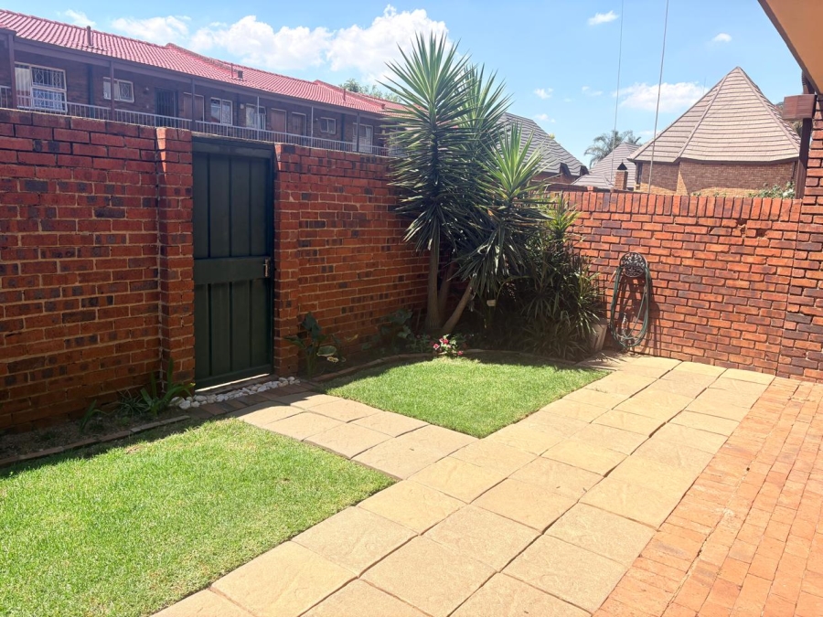2 Bedroom Property for Sale in Dayanglen Gauteng