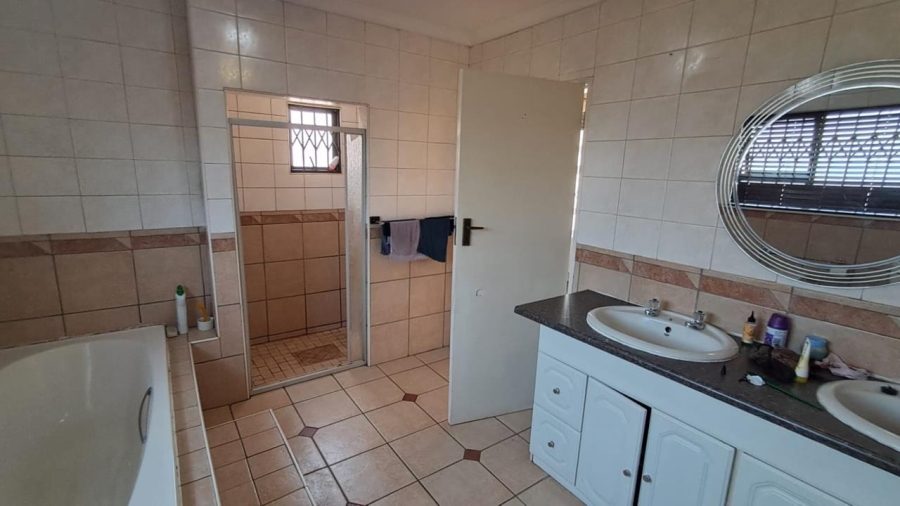 4 Bedroom Property for Sale in New Redruth Gauteng