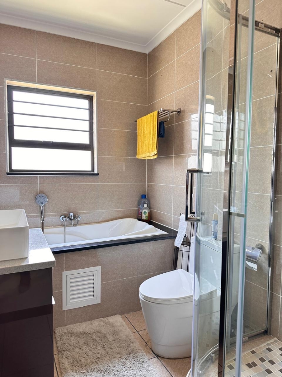 2 Bedroom Property for Sale in Blue Hills Gauteng