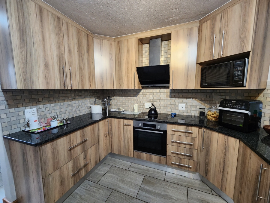 3 Bedroom Property for Sale in La Montagne Gauteng