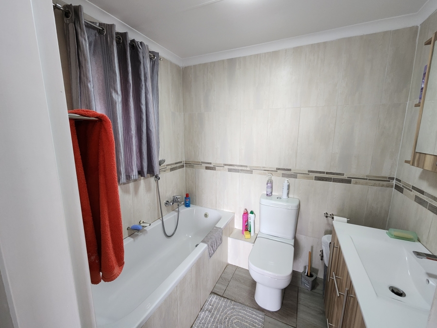 3 Bedroom Property for Sale in La Montagne Gauteng