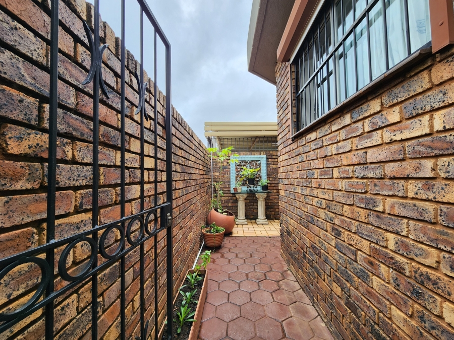 3 Bedroom Property for Sale in La Montagne Gauteng