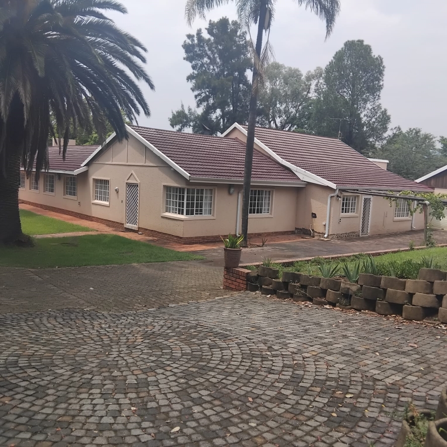 5 Bedroom Property for Sale in Diswilmar A H Gauteng
