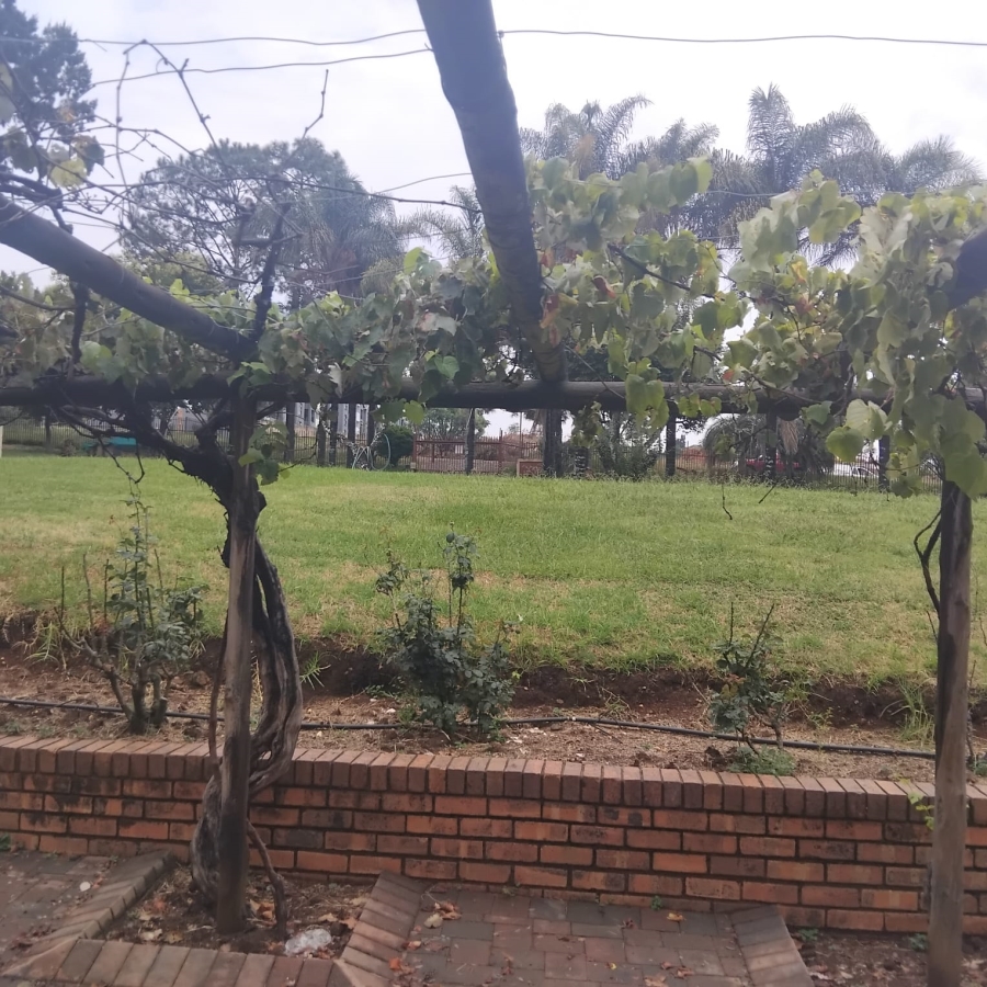 5 Bedroom Property for Sale in Diswilmar A H Gauteng