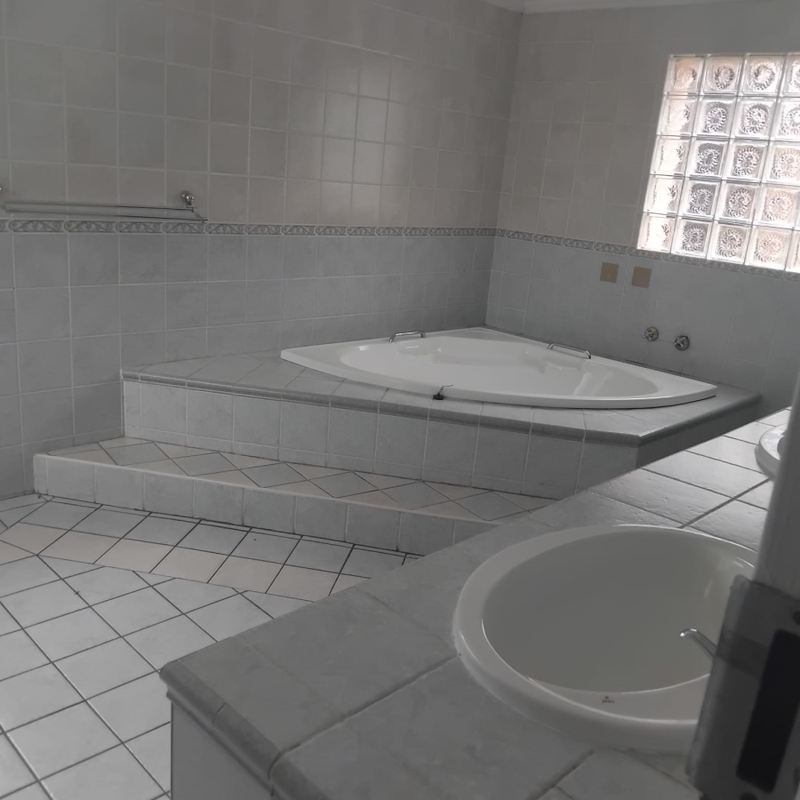 5 Bedroom Property for Sale in Diswilmar A H Gauteng