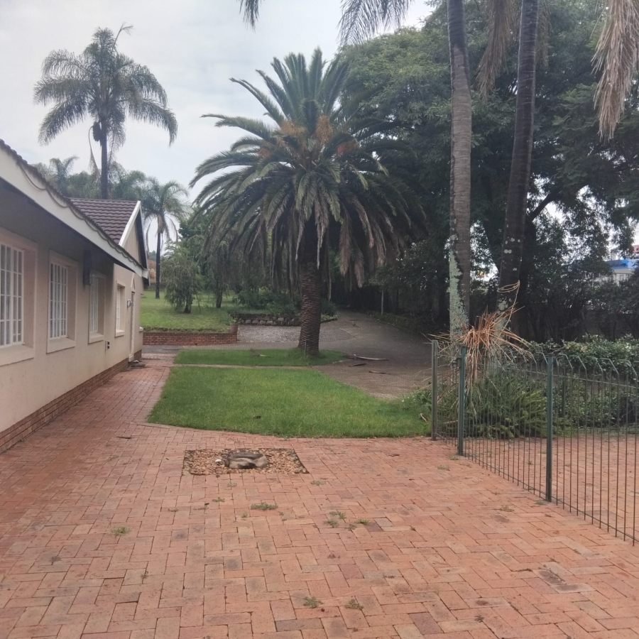 5 Bedroom Property for Sale in Diswilmar A H Gauteng