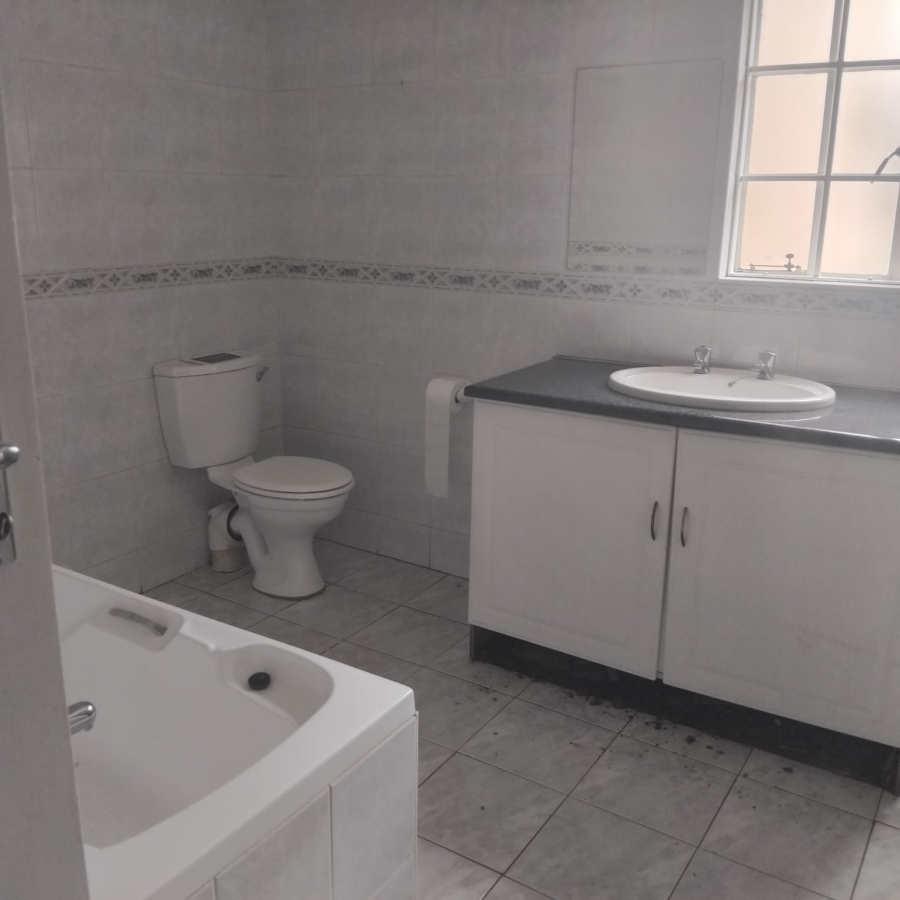 5 Bedroom Property for Sale in Diswilmar A H Gauteng