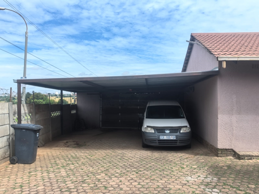 4 Bedroom Property for Sale in Witpoortjie Gauteng