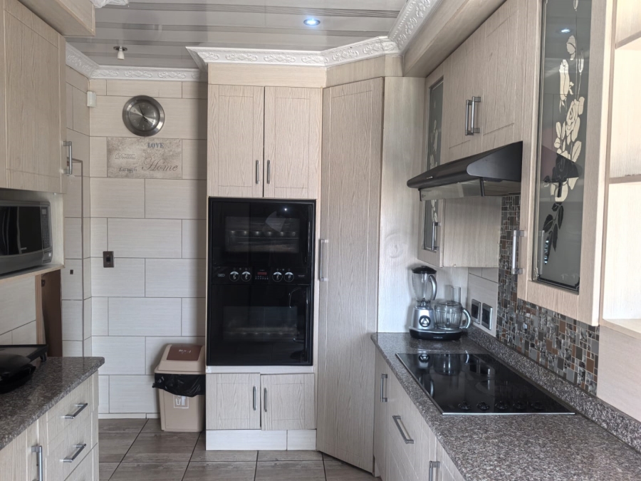 4 Bedroom Property for Sale in Witpoortjie Gauteng