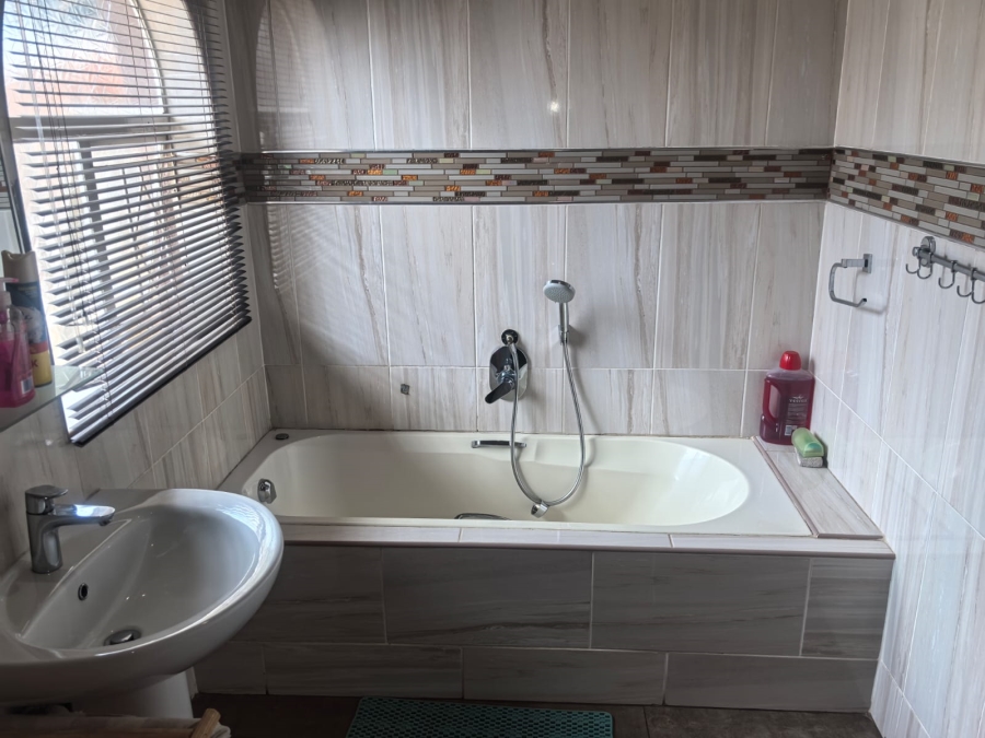 4 Bedroom Property for Sale in Witpoortjie Gauteng