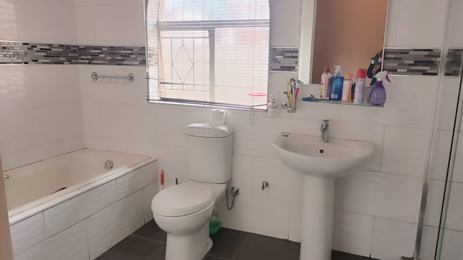 4 Bedroom Property for Sale in Witpoortjie Gauteng