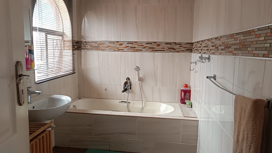 4 Bedroom Property for Sale in Witpoortjie Gauteng