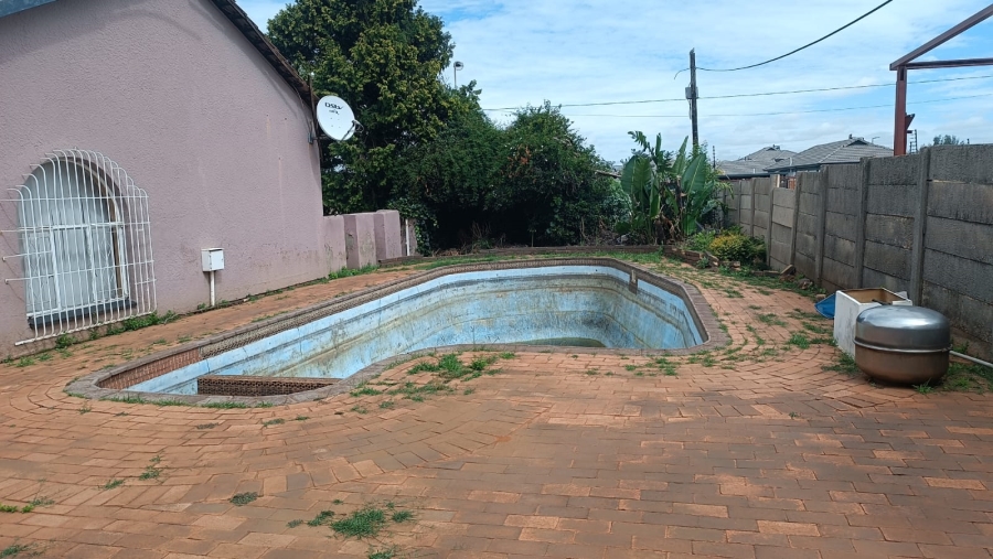 4 Bedroom Property for Sale in Witpoortjie Gauteng