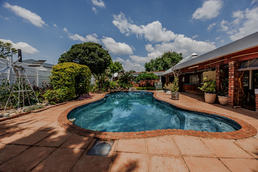 4 Bedroom Property for Sale in Wilro Park Gauteng