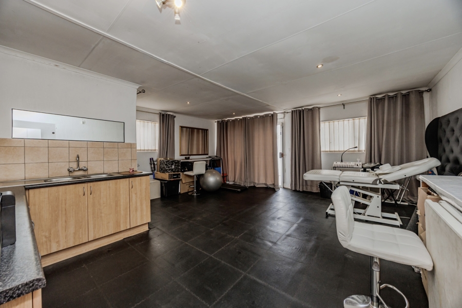 4 Bedroom Property for Sale in Wilro Park Gauteng