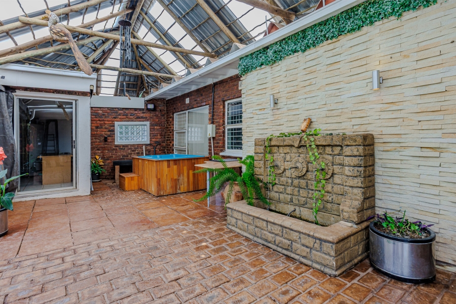 4 Bedroom Property for Sale in Wilro Park Gauteng