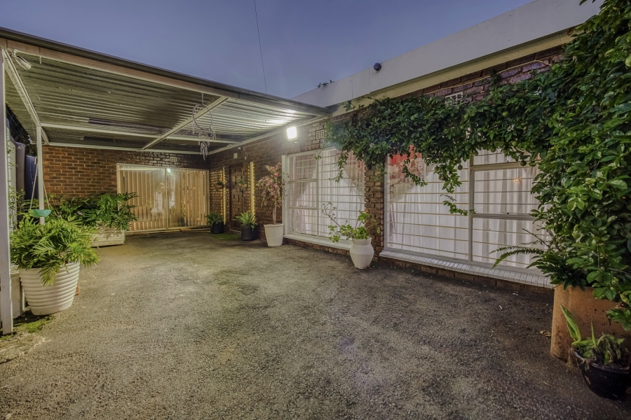 4 Bedroom Property for Sale in Wilro Park Gauteng