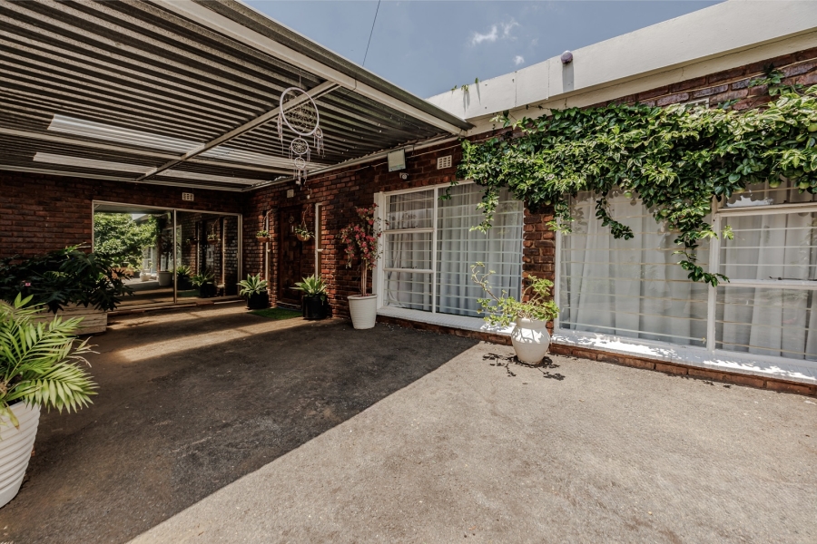 4 Bedroom Property for Sale in Wilro Park Gauteng