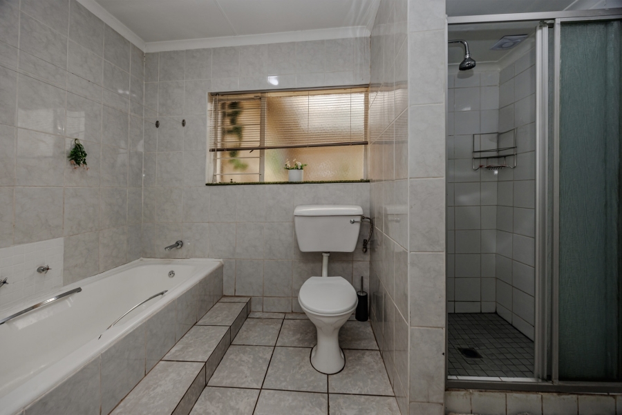 4 Bedroom Property for Sale in Wilro Park Gauteng