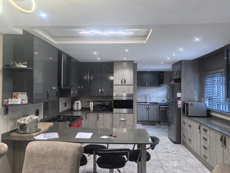 7 Bedroom Property for Sale in Horison Gauteng