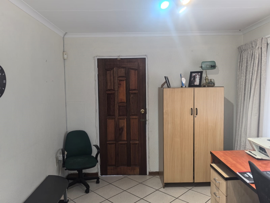 4 Bedroom Property for Sale in Helderkruin Gauteng