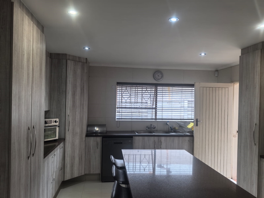 4 Bedroom Property for Sale in Helderkruin Gauteng