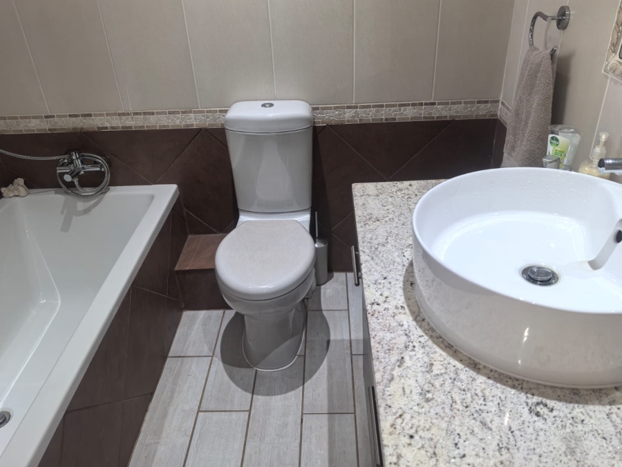 4 Bedroom Property for Sale in Helderkruin Gauteng