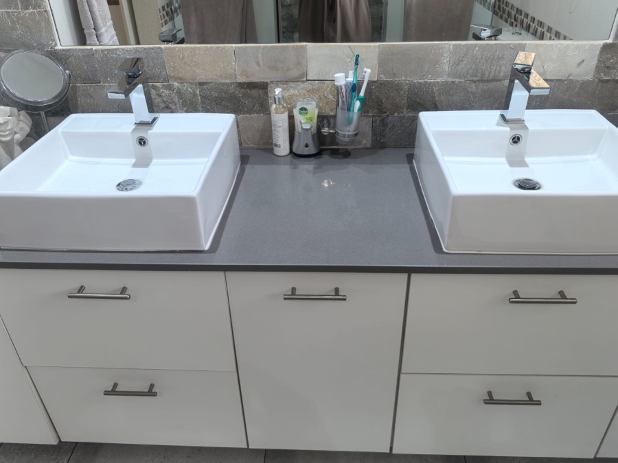 4 Bedroom Property for Sale in Helderkruin Gauteng